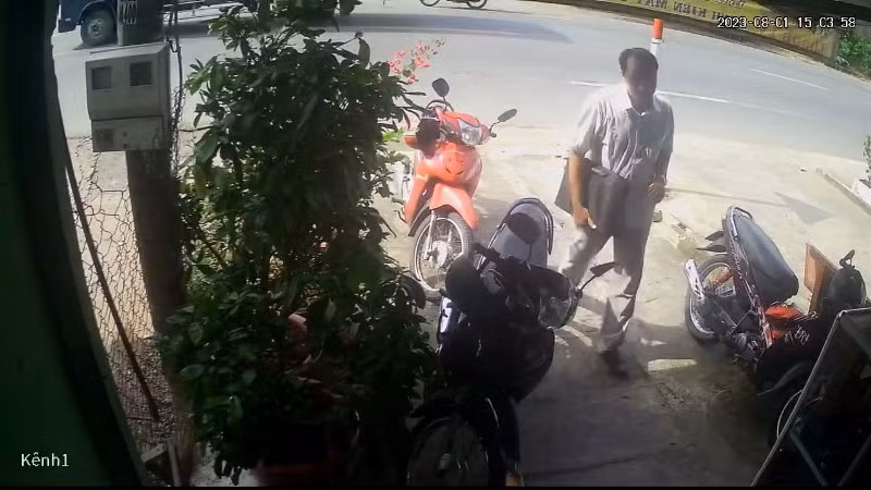 Một người đàn ông bán vé xem chương trình biểu diễn nghệ thuật cho một cửa hàng kinh doanh (ảnh cắt từ clip của cửa hàng kinh doanh).