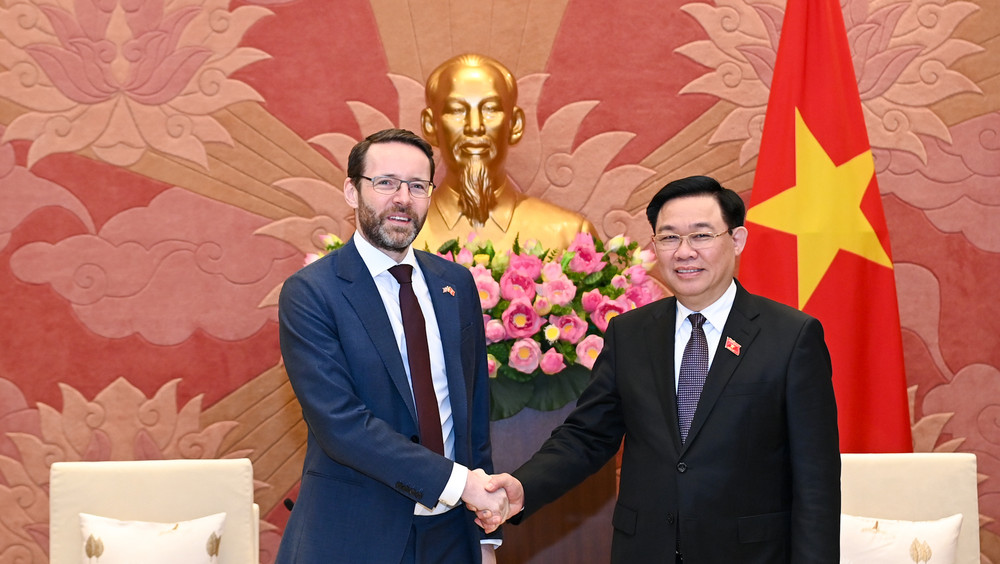 Chủ tịch Quốc hội Vương Đình Huệ tiếp Đại sứ Anh tại Việt Nam Iain Frew. (Ảnh: DUY LINH)