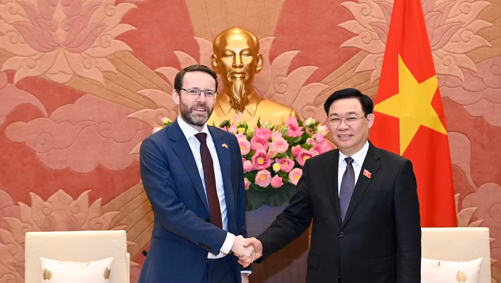 Chủ tịch Quốc hội Vương Đình Huệ tiếp Đại sứ Anh tại Việt Nam Iain Frew. (Ảnh: DUY LINH)