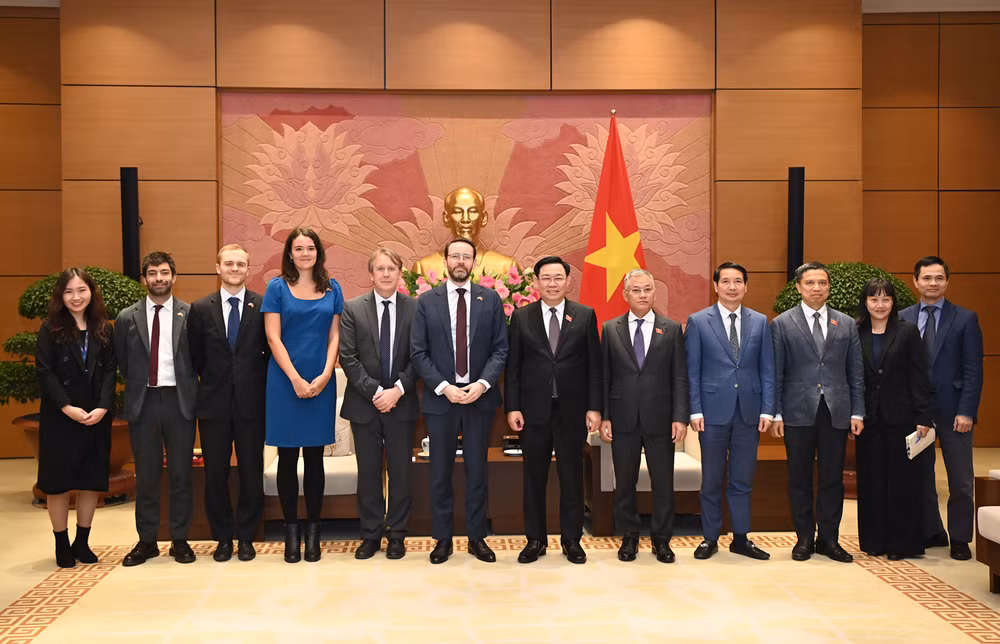 Chủ tịch Quốc hội Vương Đình Huệ và Đại sứ Vương quốc Anh Iain Frew cùng các đại biểu chụp ảnh lưu niệm tại buổi tiếp. (Ảnh: DUY LINH)