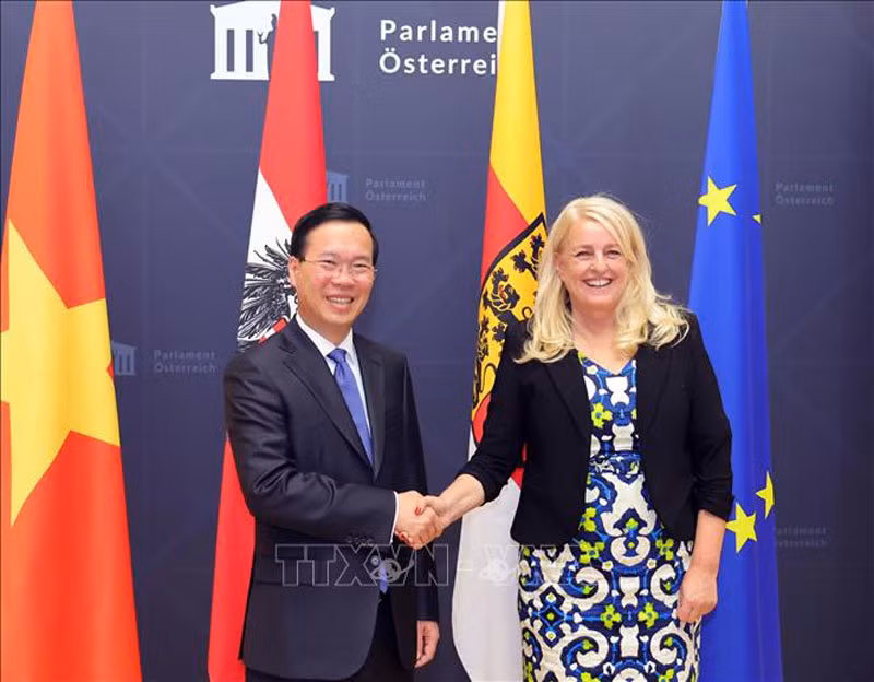 Chủ tịch nước Võ Văn Thưởng gặp Chủ tịch Thượng viện Áo Claudia Arpa. (Ảnh: TTXVN) 