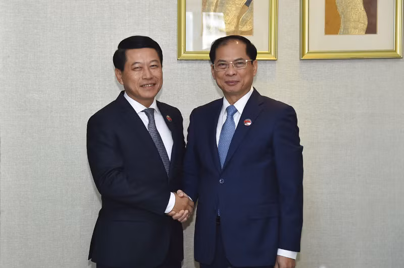 Bộ trưởng Ngoại giao Bùi Thanh Sơn gặp Phó Thủ tướng, Bộ trưởng Ngoại giao Lào Saleumxay Kommasith.