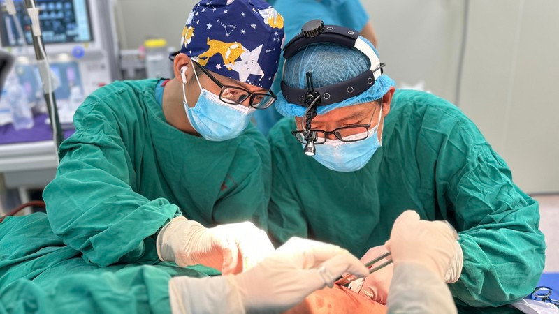 Các bác sĩ đang thực hiện ca phẫu thuật tạo hình vết thương phần mềm má.