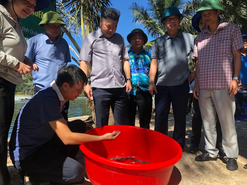 Giám đốc Trung tâm Khuyến nông quốc gia Lê Quốc Thanh thăm mô hình nuôi tôm ở Quảng Bình.