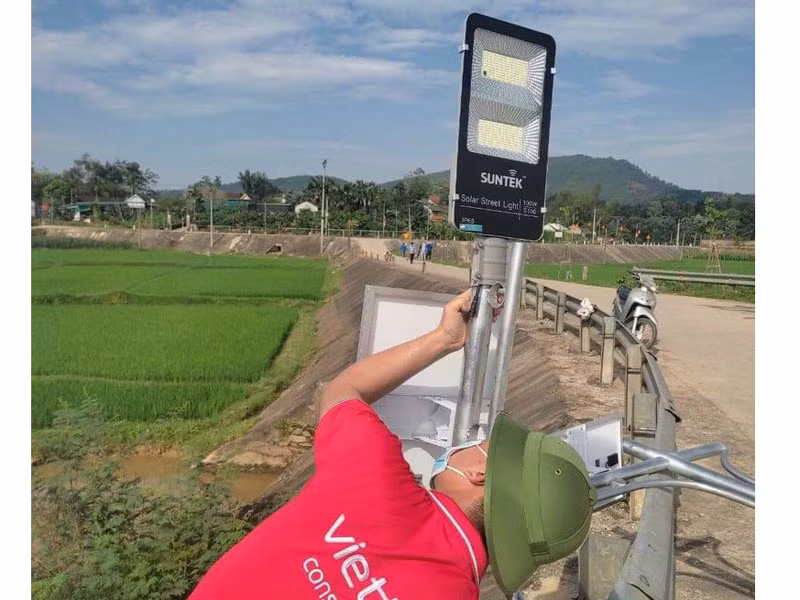 Việc thi công lắp đặt hệ thống đèn năng lượng mặt trời dễ dàng, tiết kiệm chi phí.