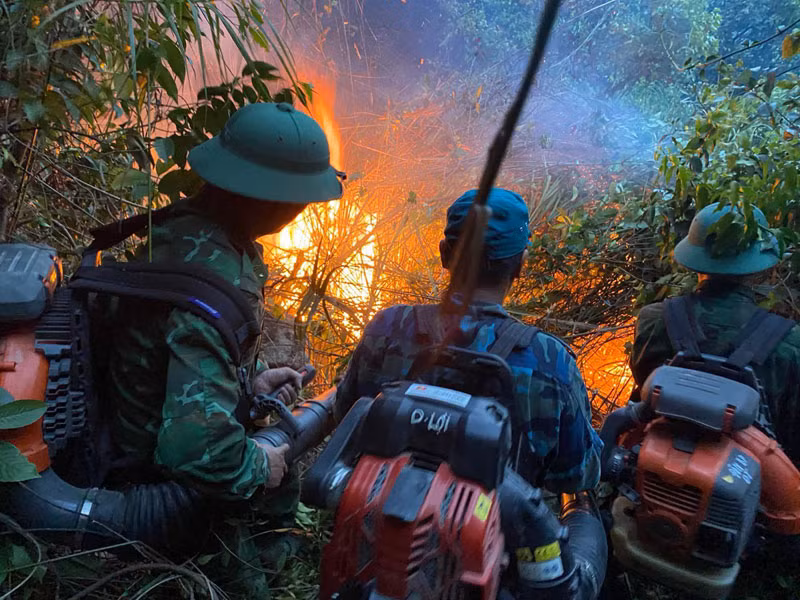 Bộ đội Biên phòng nỗ lực dập lửa.