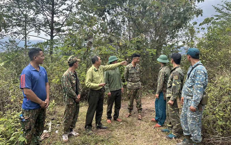 Người dân huyện Mường Nhé cùng lực lượng kiểm lâm triển khai kế hoạch tuần tra, bảo vệ rừng.