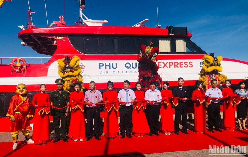 Các đại biểu thực hiện nghi thức cắt băng khai trương tuyến tàu cao tốc Phú Quốc Express khởi hành từ Sa Kỳ đi Lý Sơn và ngược lại. 