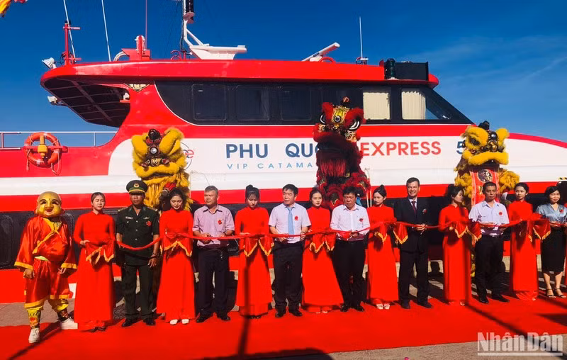 Các đại biểu thực hiện nghi thức cắt băng khai trương tuyến tàu cao tốc Phú Quốc Express khởi hành từ Sa Kỳ đi Lý Sơn và ngược lại. 