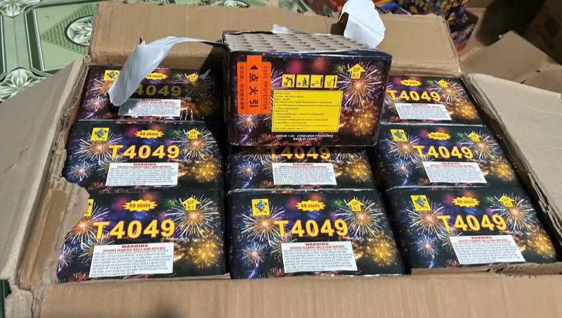 Số lượng lớn pháo hoa nổ do đối tượng Phan Hoàng Tiến tàng trữ, mua bán trái phép.