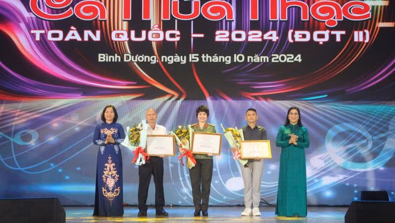 Các đại biểu trao Huy chương Vàng cho các chương trình đoạt giải.