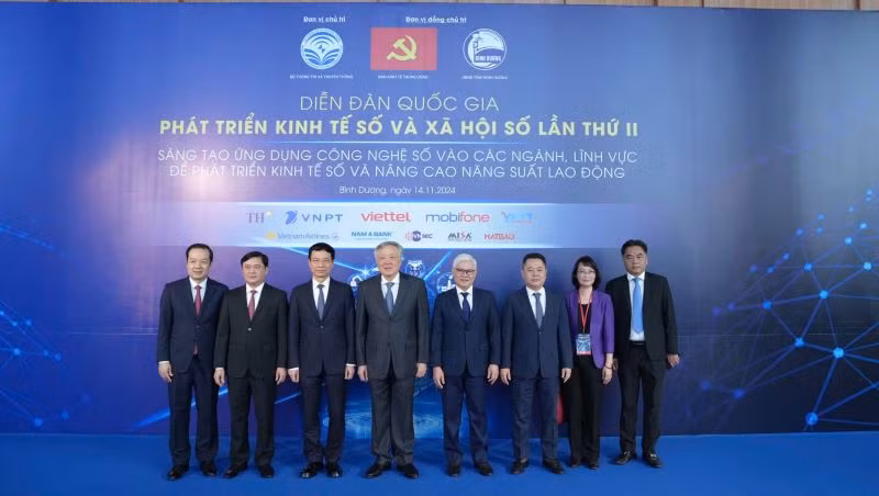 Phó Thủ tướng Thường trực Chính phủ Nguyễn Hòa Bình chụp ảnh lưu niệm cùng các đại biểu.