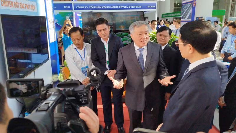Phó Thủ tướng Thường trực Chính phủ Nguyễn Hòa Bình trò chuyện cùng các đại diện các đơn vị hoạt động trong lĩnh vực công nghệ.