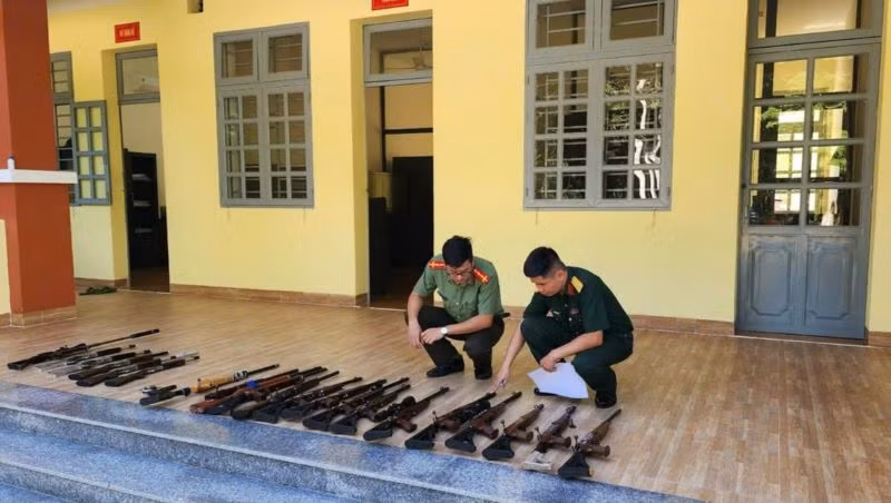 Số lượng lớn vũ khí quân dụng do bị can Lềnh Chi Và và Nguyễn Trung Hiếu chế tạo, tàng trữ, sử dụng, mua bán trái phép.