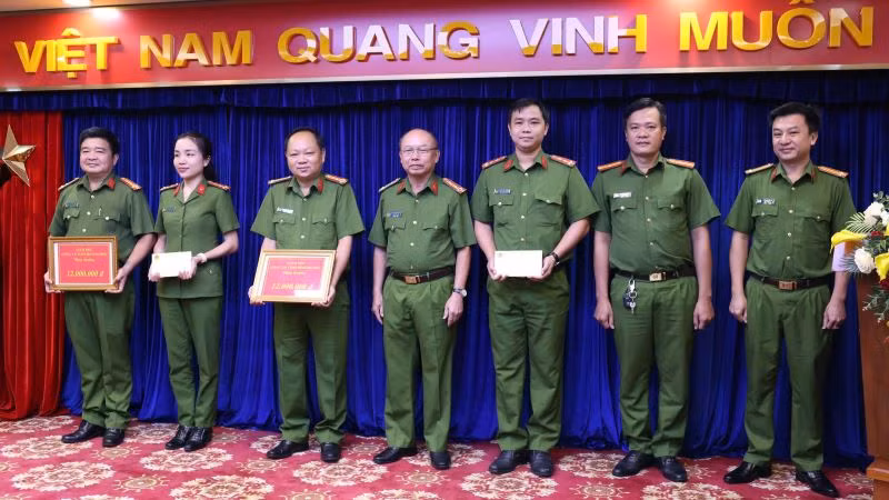 Đại tá Trần Văn Chính, Phó Giám đốc, Thủ trưởng Cơ quan Cảnh sát điều tra Công an tỉnh Bình Dương (ở giữa) trao thưởng cho các đơn vị. 
