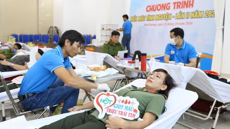 Cán bộ, chiến sĩ đang hiến máu.