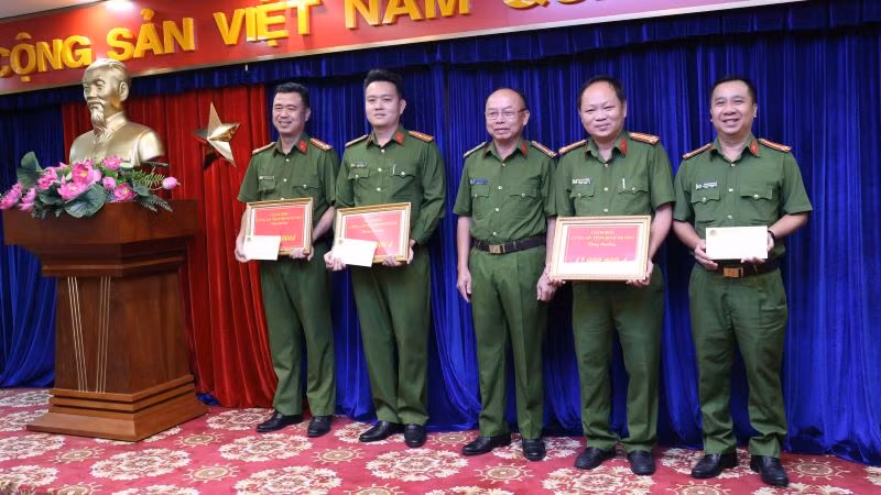 Đại tá Trần Văn Chính, Phó Giám đốc, Thủ trưởng Cơ quan Cảnh sát điều tra Công an tỉnh Bình Dương biểu dương và trao thưởng cho các đơn vị.