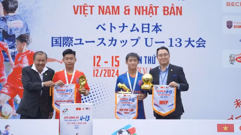 Đại diện Ban tổ chức và đại biểu trao danh hiệu Vua phá lưới, Cầu thủ xuất sắc nhất của giải bóng đá.