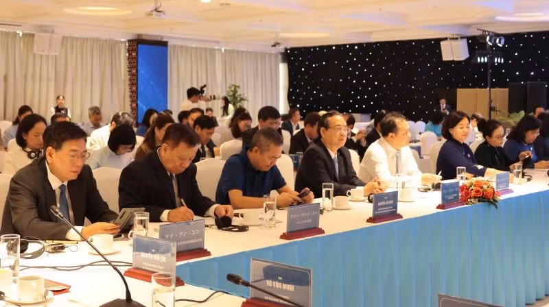 Lãnh đạo tỉnh và lãnh đạo các sở, ngành tỉnh Bình Dương.