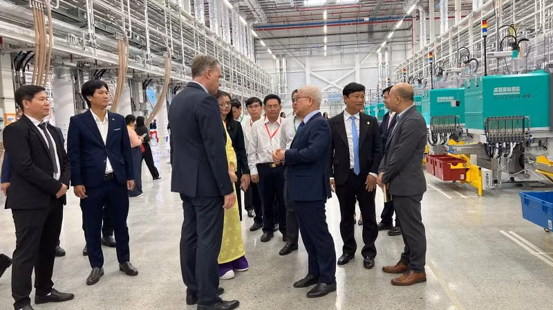 Lãnh đạo tỉnh Bình Dương và các đại biểu tham quan nhà máy LEGO Việt Nam.