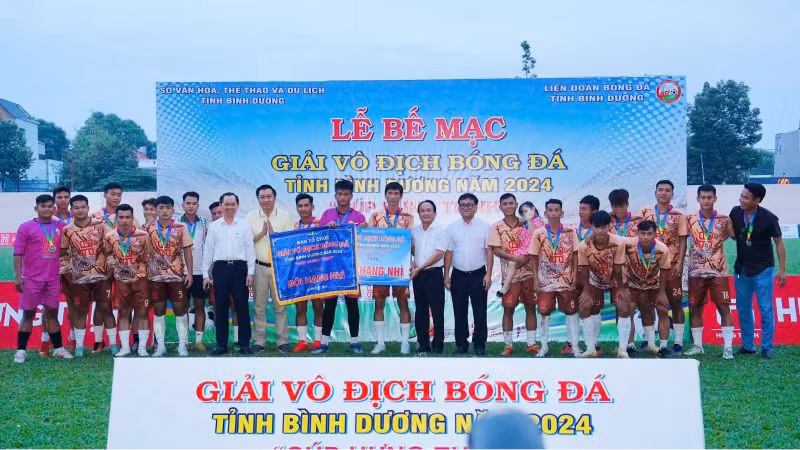 Đại diện Ban tổ chức trao giải Nhì cho Đội bóng đá huyện Dầu Tiếng.