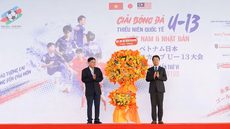 Phó Chủ tịch Thường trực Ủy ban nhân dân tỉnh Bình Dương Mai Hùng Dũng trao tặng hoa chúc mừng Ban tổ chức giải.