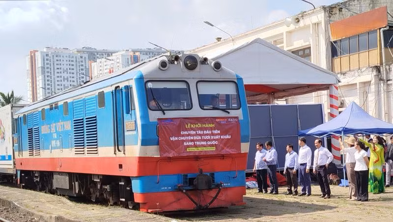 Đoàn tàu khởi hành vận chuyển dừa tươi xuất khẩu sang Trung Quốc.