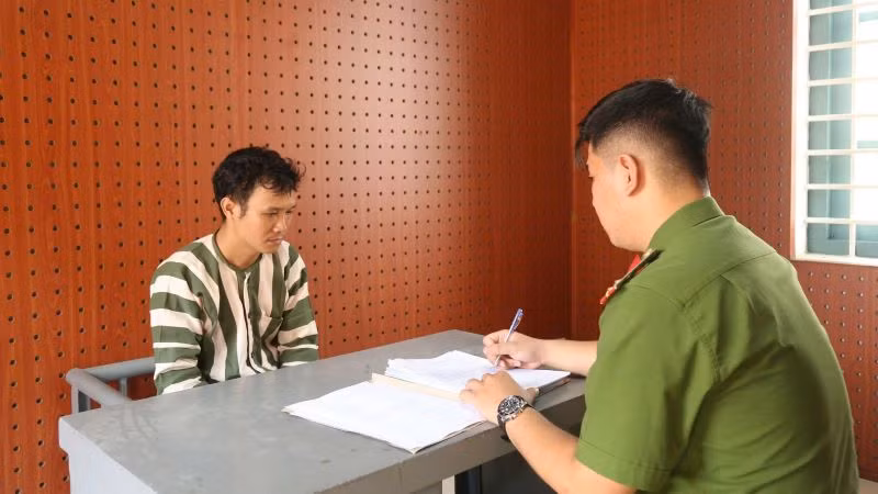 Công an lấy lời khai của các đối tượng làm giả giấy tờ.