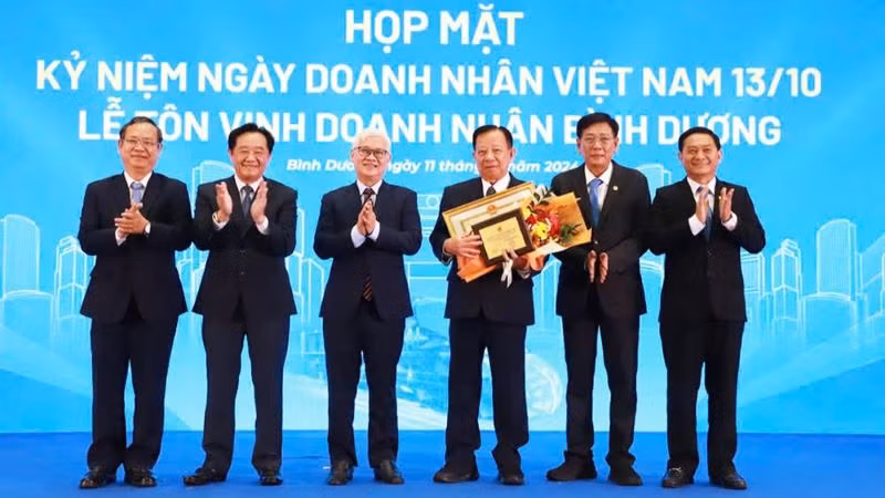 Lãnh đạo tỉnh Bình Dương trao tặng Bằng khen và Biểu trưng doanh nhân tiêu biểu cho ông Nguyễn Văn Hùng, Chủ tịch Hội đồng quản trị Tổng công ty Becamex IDC. 