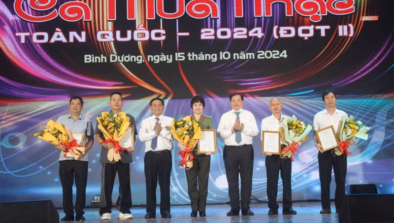 Lãnh đạo Bộ Văn hóa, Thể thao và Du lịch cùng lãnh đạo tỉnh Bình Dương trao Huy chương cho các chương trình đoạt giải. 