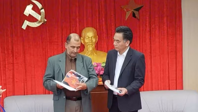 Đồng chí Oscar Alberto Sánchez Serra, Phó Tổng Biên tập Báo Granma trao tặng ấn phẩm của báo có bài viết tuyên truyền về Việt Nam cho đồng chí Nguyễn Lộc Hà, Phó Chủ tịch Ủy ban nhân dân tỉnh Bình Dương.