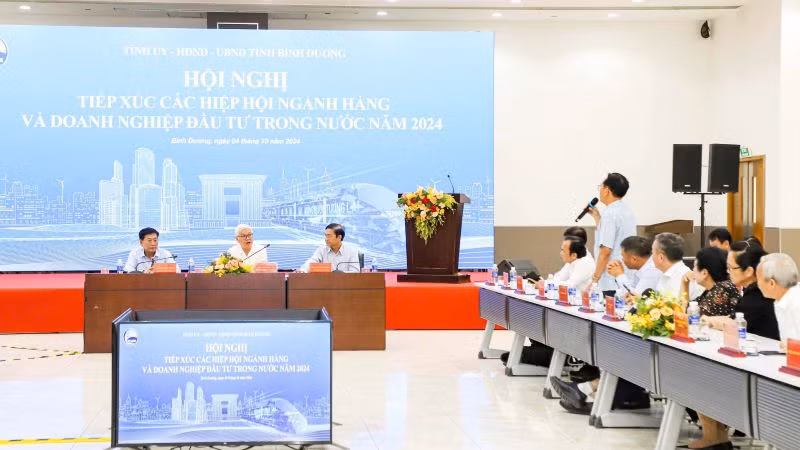 Doanh nghiệp nêu ý kiến với lãnh đạo tỉnh Bình Dương.