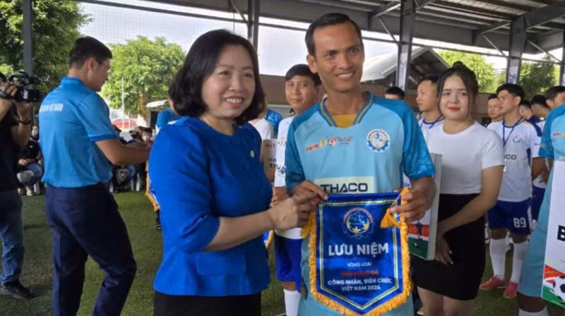 Phó Chủ tịch Tổng Liên đoàn Lao động Việt Nam Thái Thu Xương tặng cờ lưu niệm cho đại diện các đội bóng.