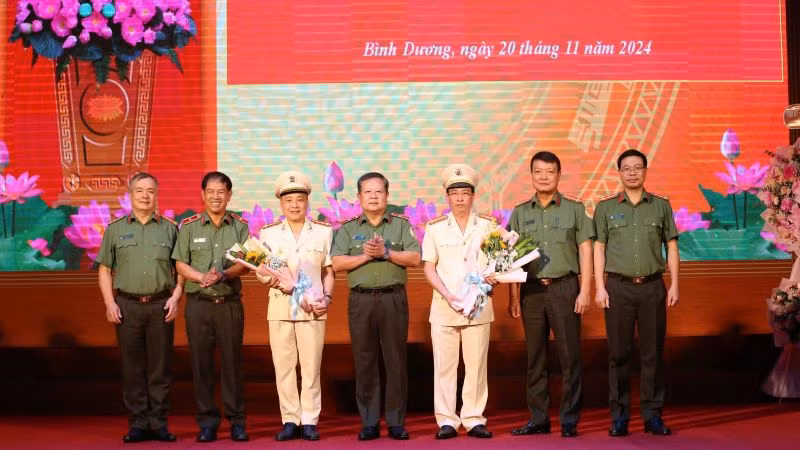 Đại diện lãnh đạo Cục Quản lý Xuất nhập cảnh, Bộ Công an trao tặng hoa chúc mừng Thượng tá Bùi Thanh Trực và Thượng tá Phan Huy Văn.