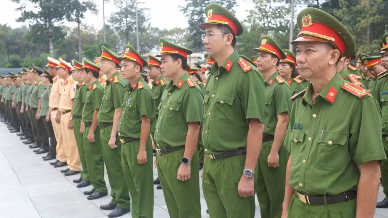 Cán bộ ,chiến sĩ lực lượng Công an tỉnh Bình Dương tại buổi ra quân thực hiện cao điểm phòng chống tội phạm.