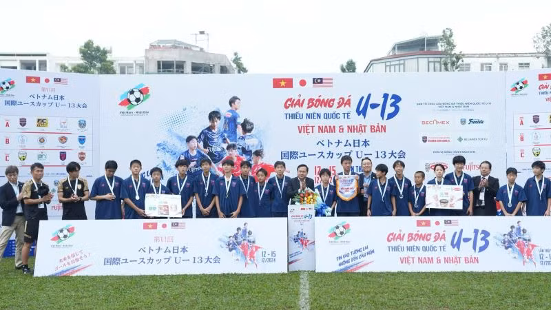 Đại diện Ban tổ chức và các đại biểu trao hạng Nhì cho đội U13 FC Tokyo.