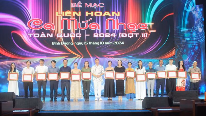 Trao Bằng khen cho các đơn vị có thành tích xuất sắc.