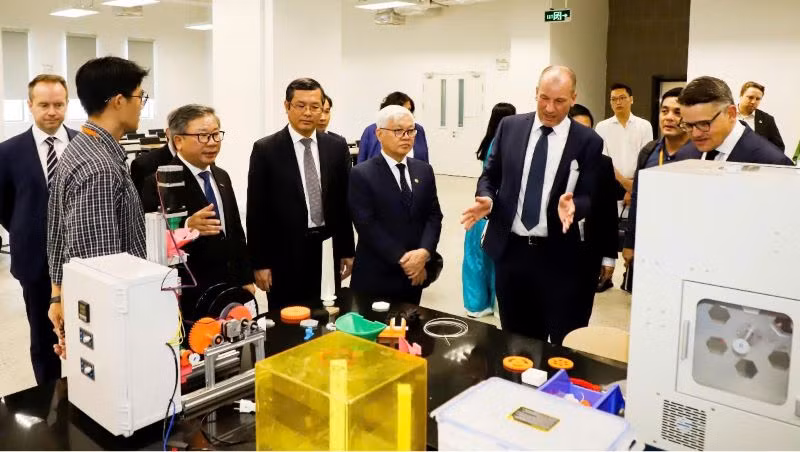 Bí thư Tỉnh ủy Bình Dương Nguyễn Văn Lợi và đoàn công tác chính quyền Bang Hessen tham quan Trường đại học Việt Đức.