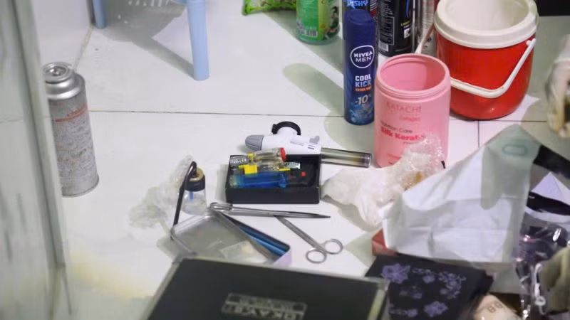 Tang vật ma túy và các dụng cụ để sử dụng ma túy trong vụ án.