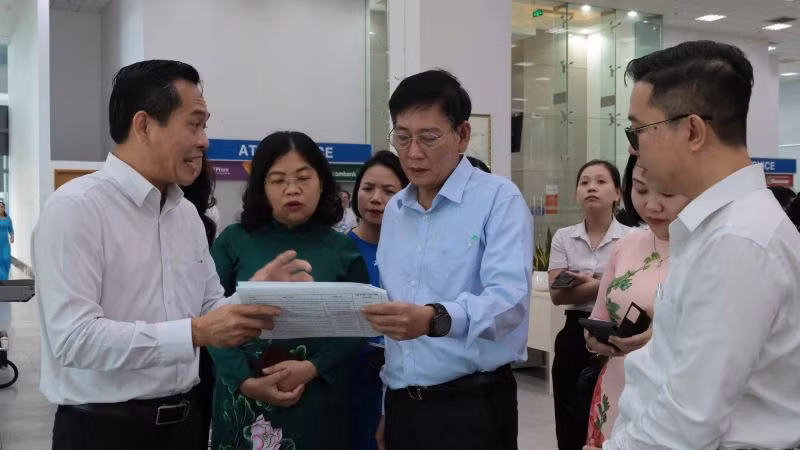 Lãnh đạo tỉnh Bình Dương và các đại biểu nghe đại diện Trung tâm Phục vụ hành chính công một cấp giới thiệu danh mục thủ tục hành chính thực hiện phi địa giới hành chính.