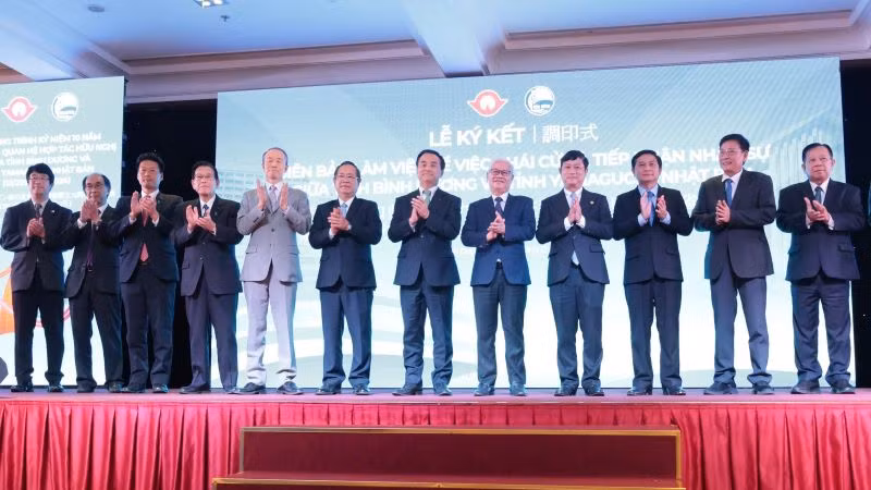 Lãnh đạo tỉnh Bình Dương và lãnh đạo tỉnh Yamaguchi chụp hình lưu niệm tại chương trình.