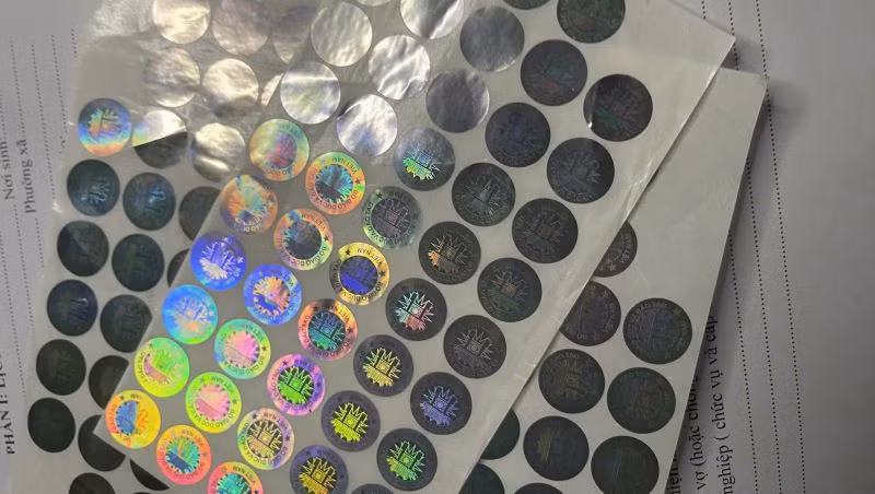 Phôi bằng và các loại giấy tờ làm giả.