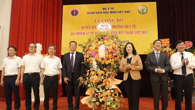 Bộ trưởng Y tế Đào Hồng Lan cùng lãnh đạo Bộ Y tế tặng hoa chúc mừng tân Giám đốc Bệnh viện Hữu nghị Việt Đức.