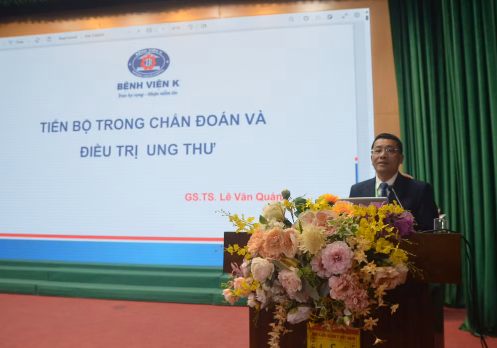GS, TS Lê Văn Quảng-Giám đốc Bệnh K trình bày báo cáo khoa học tại Hội nghị.