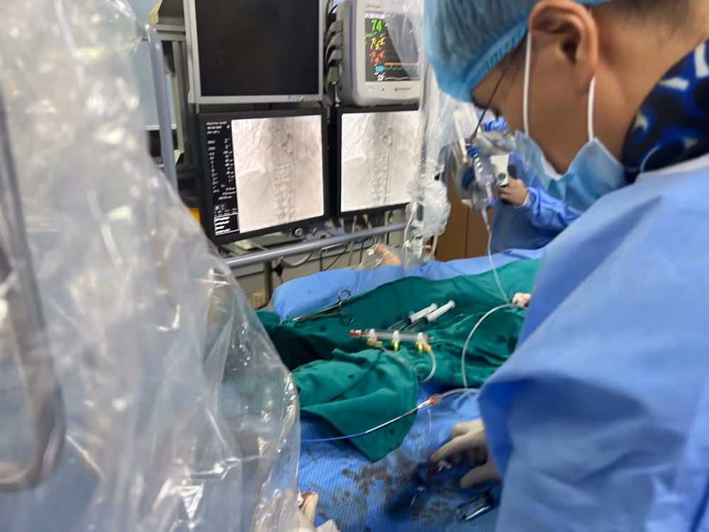 Các bác sĩ đang thực hiện ca can thiệp.