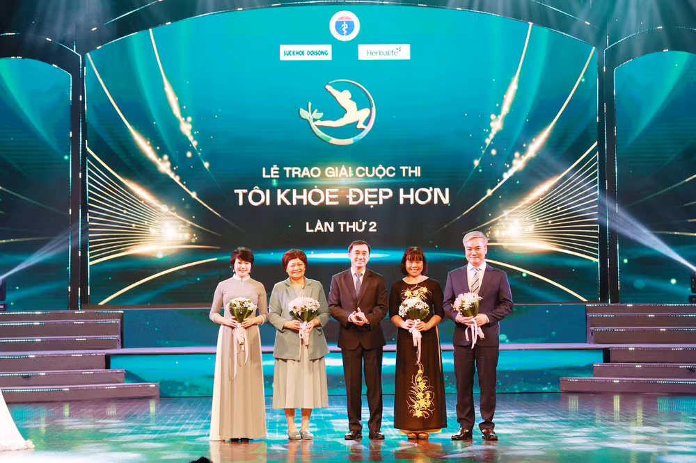 GS, TS Trần Văn Thuấn, Thứ trưởng Y tế, Trưởng Ban chỉ đạo cuộc thi tặng hoa các thành viên Ban giám khảo.