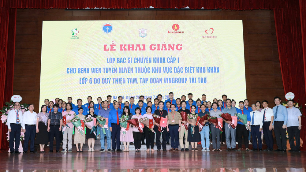 Trao quyết định giao các thầy, cô trực tiếp hướng dẫn học viên.