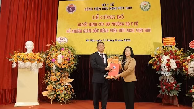 Bộ trưởng Y tế trao quyết định bổ nhiệm Giám đốc Bệnh viện Hữu nghị Việt Đức cho TS, BS Dương Đức Hùng.