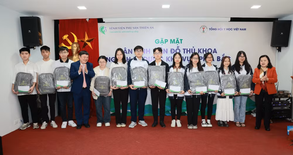 Lãnh đạo Tổng hội Y học Việt Nam tặng quà cho các tân sinh viên đỗ thủ khoa ngành Y Dược các tỉnh phía bắc năm học 2023-2024.