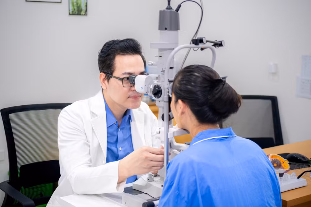 Các bác sĩ khuyến cáo người bị đỏ mắt cần được thăm, khám kịp thời.